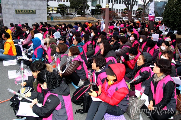  전국학교비정규직노동조합 경남지부는 8일 오후 경남도교육청 정문 앞에서 "밥값 지급, 임금투쟁 승리를 위한 2차 결의대회"를 열었다.