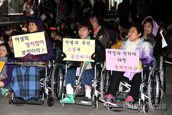 경남여성단체연합, 경남여성연대 등 단체들은 8일 저녁 창원 정우상가 앞에서 "세계여성의날, 제28회 경남여성대회"를 열었다.