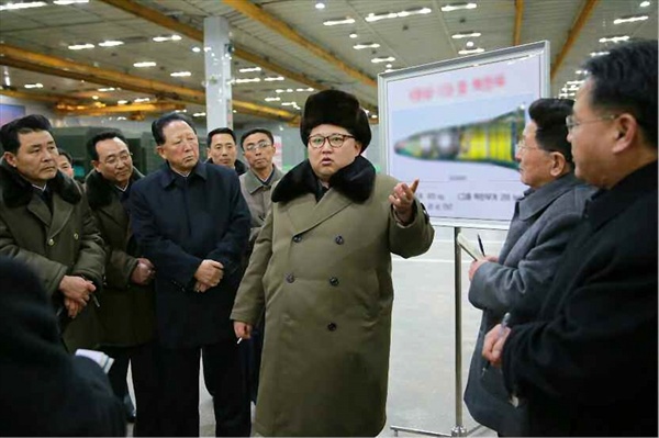  김정은 북한 국방위원회 제1위원장이 핵무기 연구 부문의 과학자, 기술자들을 만나 핵무기 병기화 사업을 지도하는 자리에서 "핵탄을 경량화해 탄도 로켓에 맞게 표준화, 규격화를 실현했다"고 노동신문이 9일 보도 했다. 이 자리에는 인민군 대장인 김락겸 전략군사령관과 홍영칠ㆍ김여정 당 부부장이 동석했다.