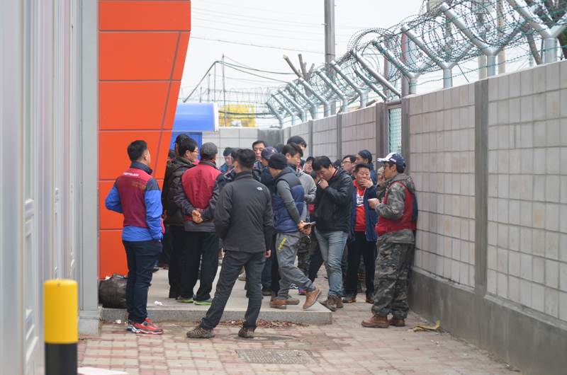 하청업체에서 일하던 160명의 노동자들이 두달치 임금도 못받고 태안화력 9.10호기 증설 현장 밖으로 쫒겨나 있다.