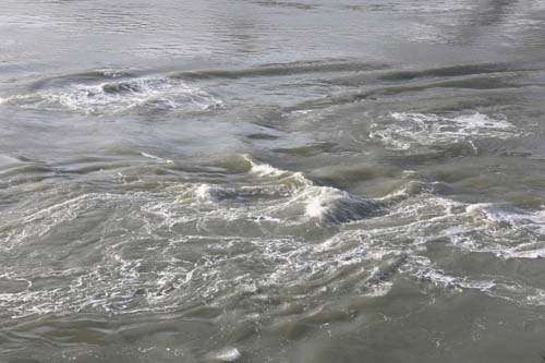 울돌목의 물살. 물 흐르는 소리가 20리 밖에서도 들린다는 험한 해협이다. 급류가 서로 부딪혀 울면서 소리를 낸다고 지명도 ‘명량(鳴梁)’이다.