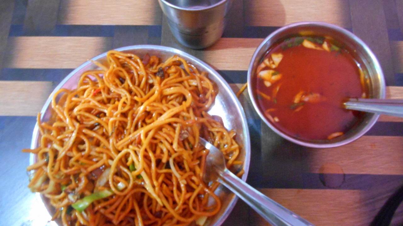  다르줄라에서 맛본 붂음국수 자오민. 꼬들꼬들하게 볶아낸 자오민에 짬뽕 국물 맛의 육수가 달려 나왔다.