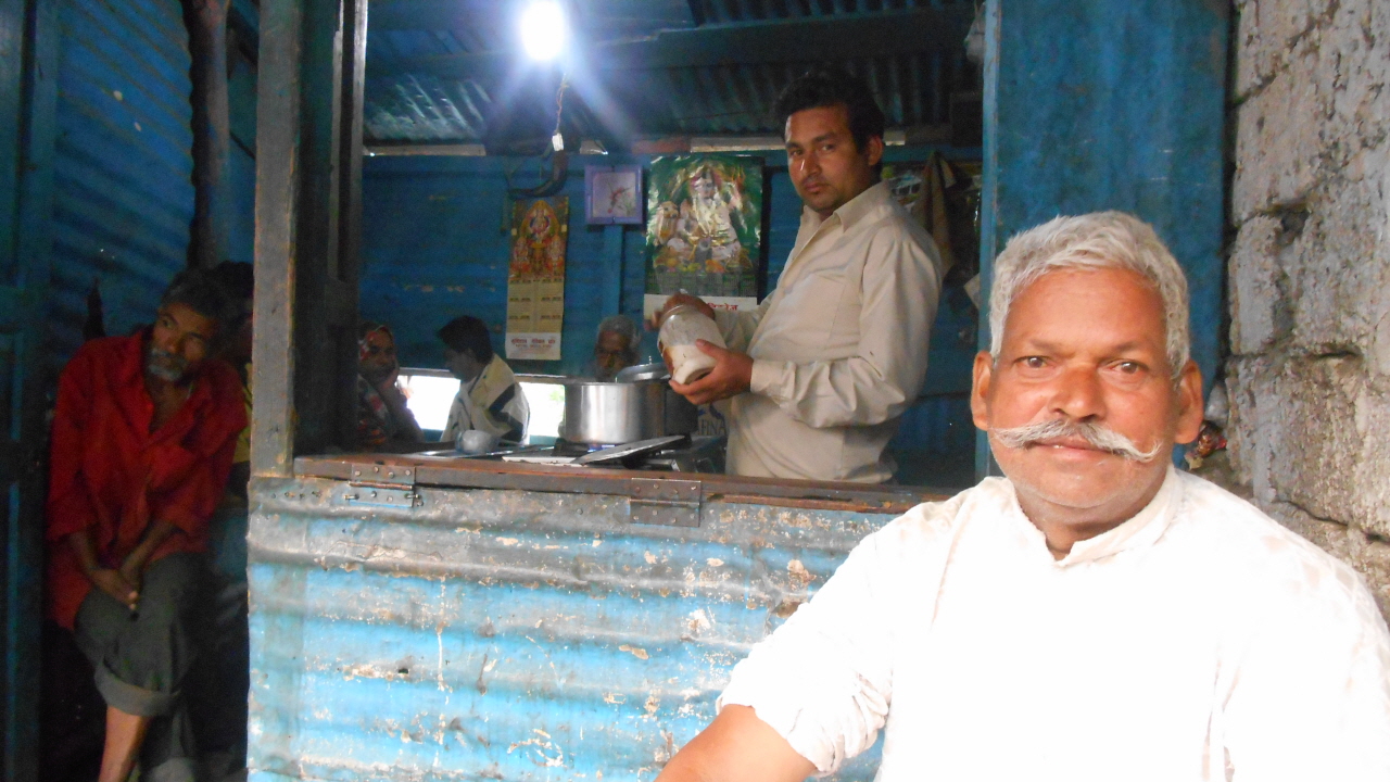 카이저수염을 기른 인도 노인이 정물처럼 앉아 있는 다르줄라 짜이 집