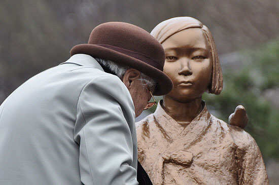 일본군 위안부 피해자 이옥선 할머니가 아산평화의 소녀상 앞을 떠나지 못하고 있다. 