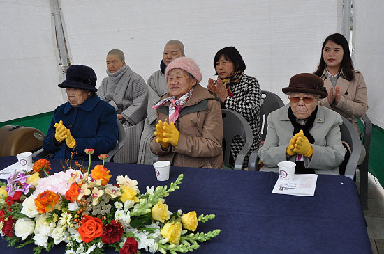 아산 평화의소녀상 제막식에 참석한 일본군 위안부 피해 할머니들. 왼쪽부터 강일출, 박옥선, 이옥선 할머니.