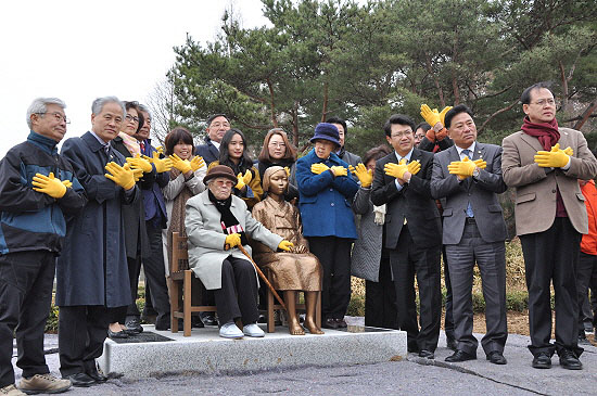  아산평화의소녀상을 제막한 후 위안부 할머니들과 기념촬영을 하는 아산시민들. 