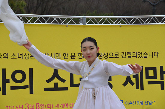 설화무용단 김세정씨가 전쟁터에 끌려다니며 고통을 겪다 숨진 소녀들의 넋을 위로하는 살풀이 공연을 펼쳤다. 