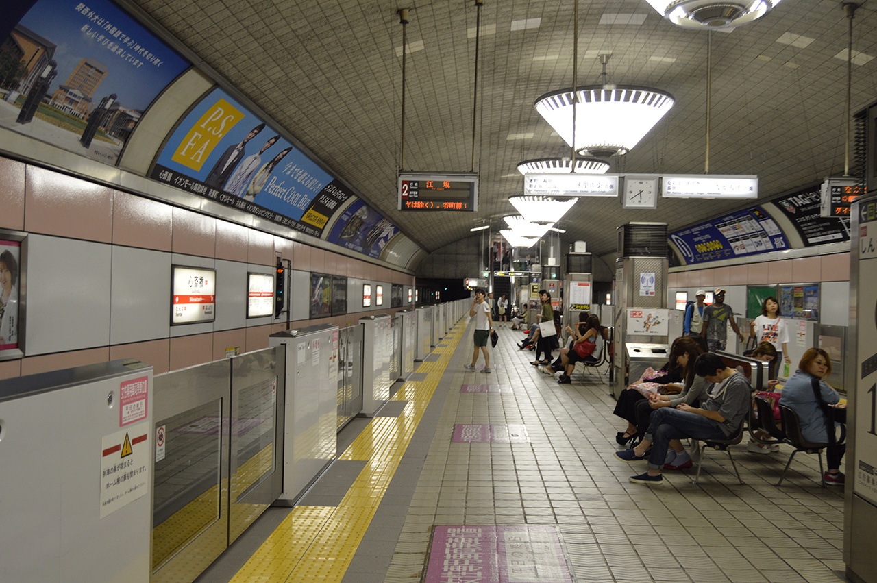 이른 아침시간인데도 지하철역에는 많은 사람들이 나와 있다.