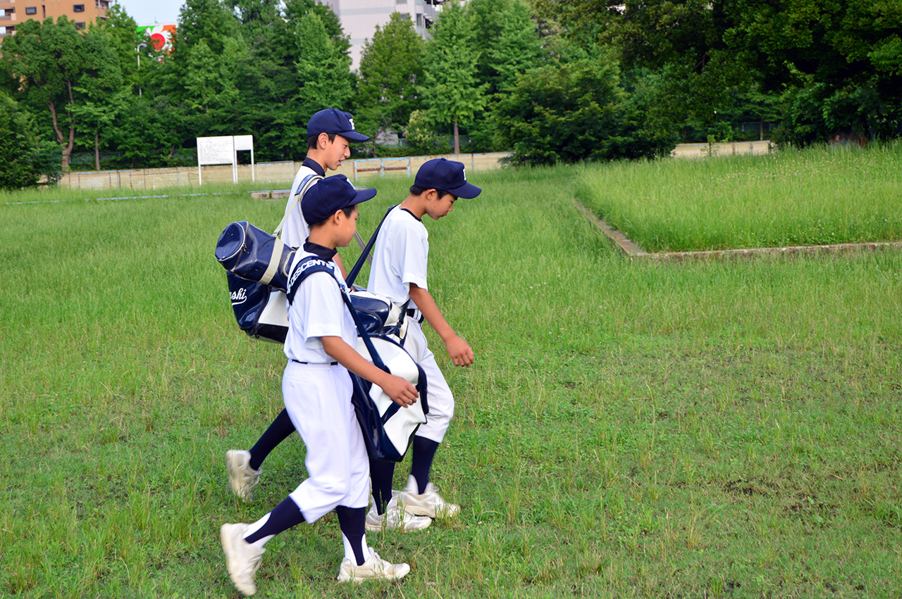 오사카 동중 학생들이 야구 시합을 위해 발걸음을 옮기고 있다.