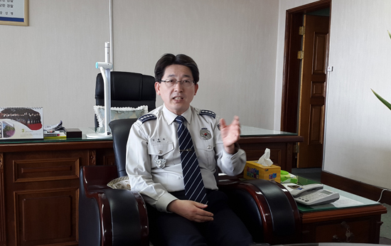    김동욱 사천경찰서장이 안전표시판에 대해 설명하고 있다.