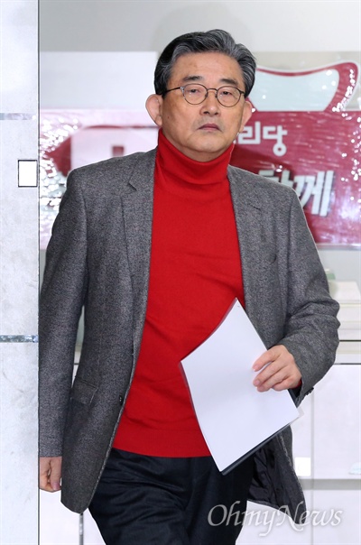 이한구 새누리당 공천관리위원장이 20대 총선 2차 경선지역을 발표하기 위해 10일 오전 서울 여의도 당사에 들어서고 있다. 