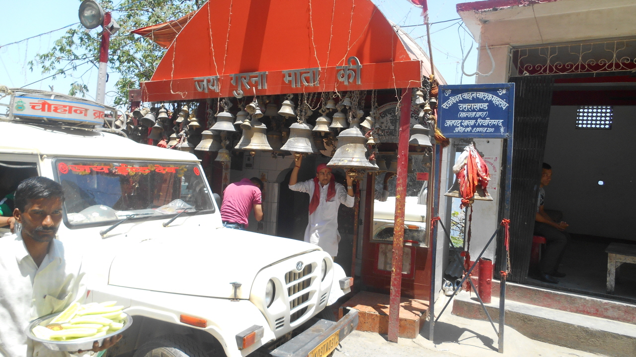 수십개의 크고작은 종이 매달려 있는 도로가 힌두사원. 운전자들은 이 사원 앞에서 잠시 차를 세워 신에게 무사고를 빈다.
