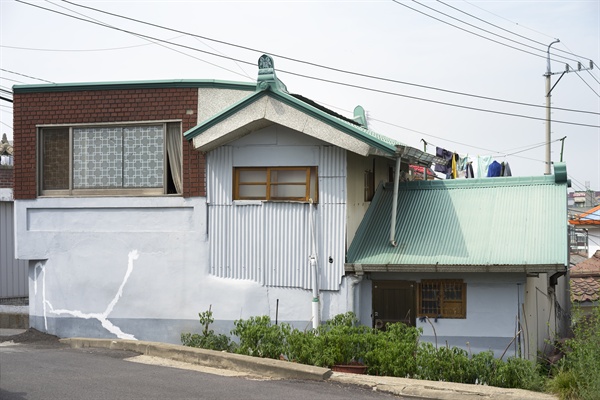  이영욱, 집이다. 인천-화평동, 60x90cm, Pigment inkjet print, 2015.