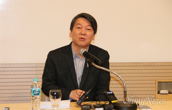 대전을 방문한 안철수 국민의당 상임대표가 11일 오전 대전 유성구 용산동 미건 테크노월드에서 벤처기업인들과 간담회를 갖고 있다.