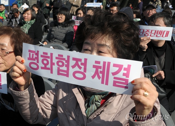  부산 지역 시민사회단체 대표 100인은 11일 오후 부산역 광장에서 남북 관계 개선을 정부에 촉구하는 내용의 선언문을 발표했다. 
