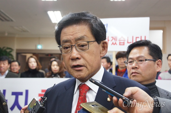 김태환 새누리당 국회의원(경북 구미을)이 자신의 컷오프에 반발해 11일 새누리당 경북도당에 탈당계를제출했다.