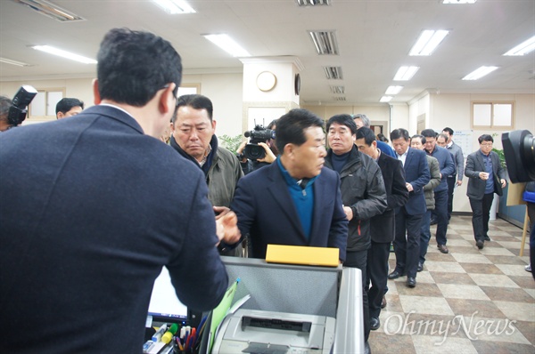 김태환 국회의원(경북 구미을)이 자신의 컷오프에 반발해 11일 새누리당 경북도당에서 탈당계를 제출한 가운데 지지자들이 줄을 서서 탈당계를 제출하고 있다.