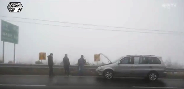 부산 양산 지역으로 이동하다 산 정상 부근에서 차가 고장이 났다. 망연자실한 표정으로 자동차를 바라보고 있다.