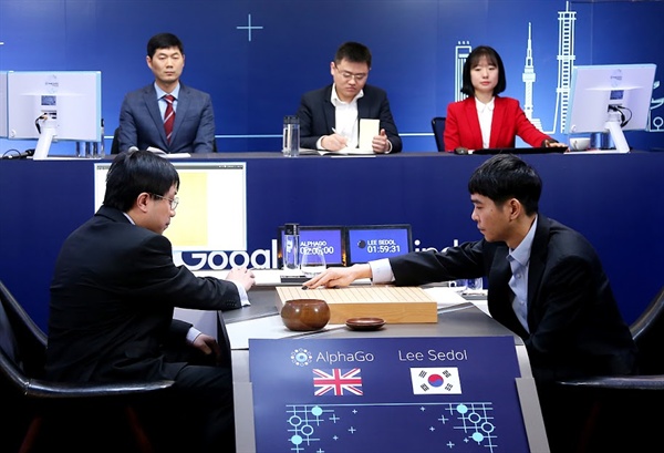 이세돌 9단(오른쪽)이 2016년 3월 12일 오후 서울 광화문 포시즌스호텔에서 구글 딥마인드 바둑 인공지능 프로그램인 알파고와 5번기 세번째 대국을 진행하고 있다.