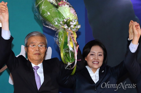 더불어민주당 박영선 의원이 12일 오후 서울 구로구 자신의 선거사무소 개소식에서 김종인 비대위 대표와 함께 승리를 다짐하고 있다.