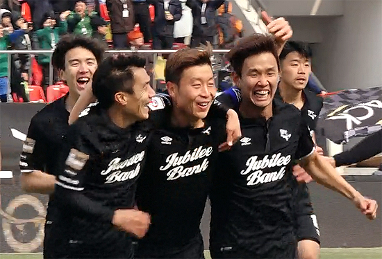 성남FC, 만원 관중 앞에서 수원 삼성 2:0 격파 성남FC 김두현이 2016 시즌 리그 첫 골을 뽑아내고 동료들과 기쁨을 나누고 있다.   