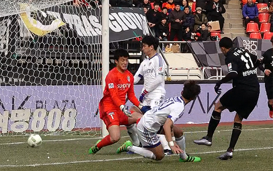 성남FC, 만원 관중 앞에서 수원 삼성 2:0 격파 올 시즌 포항에서 성남FC로 이적한 티아고가 마수걸이 골을 성공시켰다.