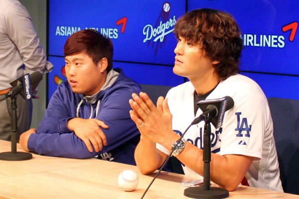 기자회견하는 박찬호와 류현진 박찬호(오른쪽)와 류현진이 지난 2014년 5월 27일(현지시간) 미국 로스앤젤레스 다저스타디움 인터뷰룸에서 기자회견을 하고 있다.