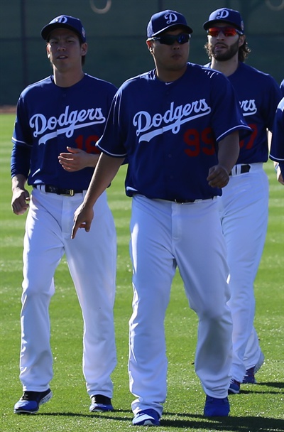 류현진과 마에다, MLB 다저스 한일투수 미국프로야구 로스앤젤레스 다저스의 한일 투수인 류현진과 마에다 겐타가 지난 2월 20일(현지시간) 미국 애리조나 주 글렌데일의 캐멀백 랜치 볼파크에서 함께 몸을 풀고 있다. 
