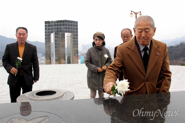 1960년 3월 16일 새벽, 경찰이 눈에 최루탄이 박힌 김주열 열사의 시신을 마산 앞바다에 버릴 당시 짚차를 운전했던 김덕모(76)씨가 13일 오후 국립3.15묘역을 찾아 헌화하고 있다.
