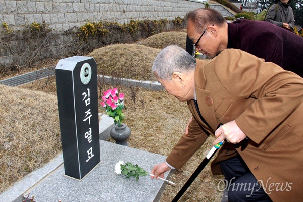 1960년 3월 16일 새벽, 경찰이 눈에 최루탄이 박힌 김주열 열사의 시신을 마산 앞바다에 버릴 당시 짚차를 운전했던 김덕모(76)씨가 13일 오후 국립3.15묘역에 있는 김주열열사 묘소(가묘)를 참배하며 헌화하고 있다.