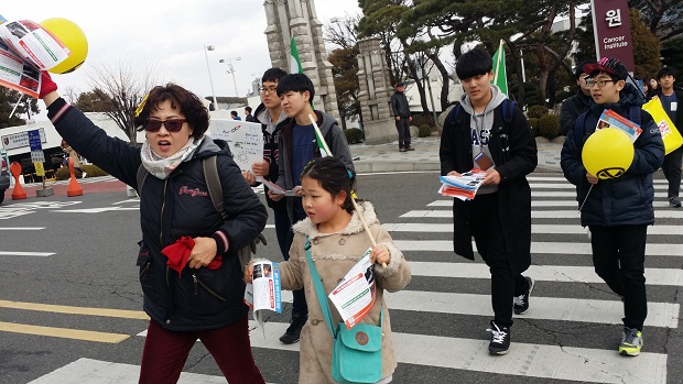 엄아와 손잡고 탈핵 순례길의 수빈이 서울신은초 학부모초록동아리 서승희 전 회장은 2학년 딸과 함께 탈핵 순레길에 나섰다.