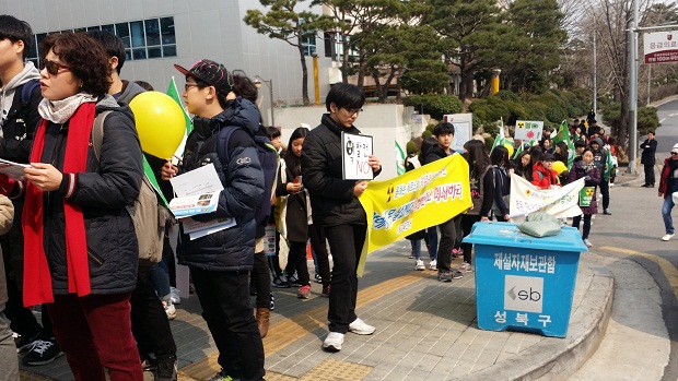 후쿠시마 탈핵 순례에 나선 인헌고 학생들 핵발전의 위험성을 시민들에게 알리기 위하여 70여 명의 인헌고 학생들도 길거리에 나섰다.