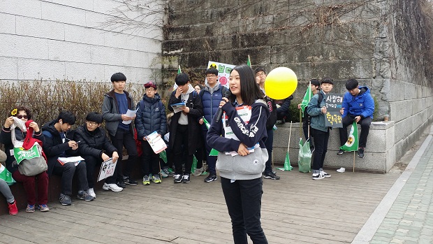 윤중중 1학년인 김민경 학생은 큰어머니, 사촌과 함께 참가하여 탈핵순례에 참가하게 된 소감을 이야기하고 있다.