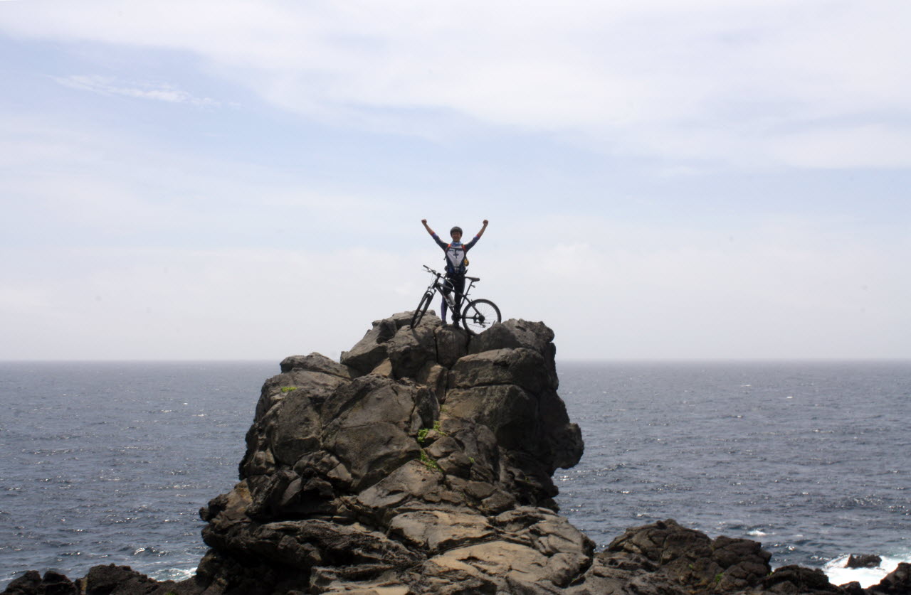 미국의 의형제 두 명과 한국의 산하를 자전거로 2,200km를 돌았던 고등학교 3학년 때의 아들. 마라도의 최남단 바위위에서...