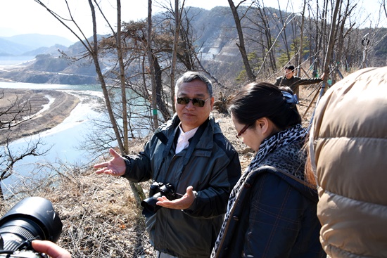 '세이브 리버스'의 대표 피터 칼랑이 영주댐을 둘러본 후 소감을 말하고 있다. 그는 황금알을 낳는 거위의 우화가 생각난다 했다. 눈앞의 이득에 눈이 멀어 황금 거위와 같은 내성천을 살해해서는 안된다 했다. 가운데 안경 쓴 이가 피터 칼랑.