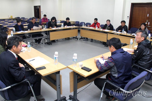  진보정당과 민주노총 경남본부, 전농 부경연맹 등 진보단체 대표들은 14일 오전 경남도의회 대회의실에서 '경남총선 투쟁본부' 결성과 관련해 회의를 하고 있다.