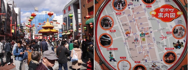 고베 중국 거리 가운데 있는 광장과 안내판입니다. 사람들로 가득 차 있습니다.