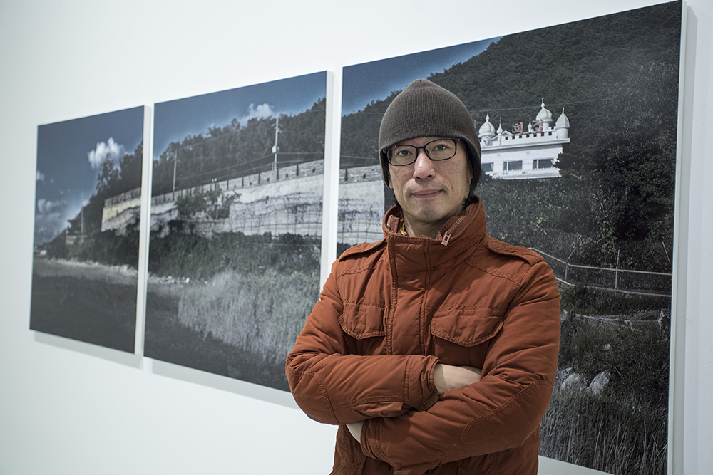  제6회 일우사진상 '올해의 특별한 작가' 다큐멘터리 부문을 수상한 이상엽 작가. 현재 일우스페이스에서는 수상 기념전 <변경의 역사> 전시회가 열리는 중이다.