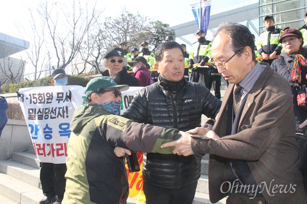  박성원씨 등 시민들이 전형위원제를 통해 선출된 안승옥 3.15의거기념사업회 회장을 인정할 수 없다며, 15일 오전 3.15의거 56주년 기념식이 열린 창원 마산3.15아트센터 앞에서 집회를 벌이자 이에 반대하는 회원들이 나와 실랑이가 벌어지기도 했다.