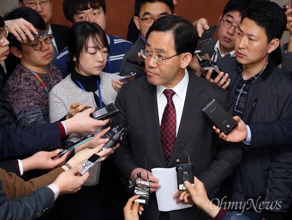 공천 탈락한 주호영, 이한구 원색 비난 새누리당 공천에서 탈락한 주호영 의원(대구 수성을)이 15일 국회 정론관에서 기자회견을 열고 "대구 시민에 대한 모욕"이라며 "무소속 출마도 배제 않겠다"고 밝혔다. 주 의원은 이날 대구 물갈이를 주도하고 있는 이한구 공관위원장에 대해 "이한구 위원장이 내 옆 지역인 수성갑인데 지역구 관리 잘못해서 포기한 것 아니냐"며 "지역구 관리를 가장 못해서 당을 어려움에 빠뜨린 사람이 가장 열심히 한 사람을 배제하는 것이 공당의 공천시스템이냐"고 원색 비난했다.