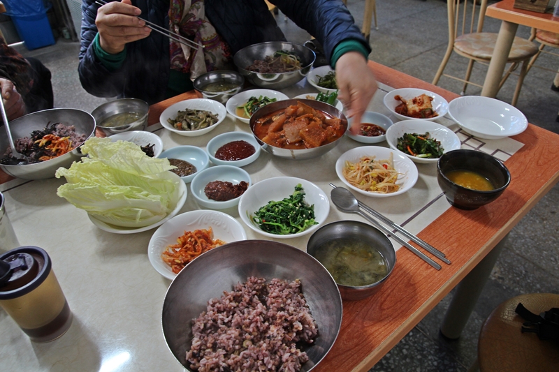 남도의 맛과 옛 추억이 듬뿍 담긴 홍춘이 보리밥 상차림이다.

