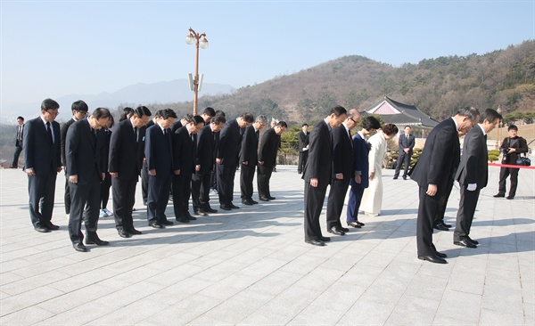  황교안 국무총리는 3.15의거 제56주년 기념식에 앞서, 15일 오전 창원 국립3.15묘지를 참배했다.