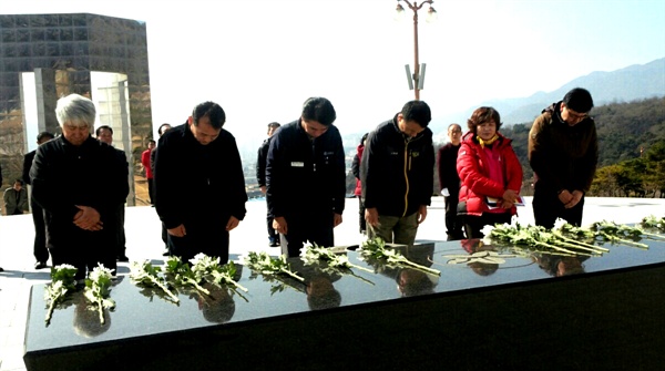  정의당 노회찬 총선예비후보(창원성산)와 김영만 6.15경남본부 대표 등 야권 인사들은 15일 오전 국립3.15묘역을 참배했다.