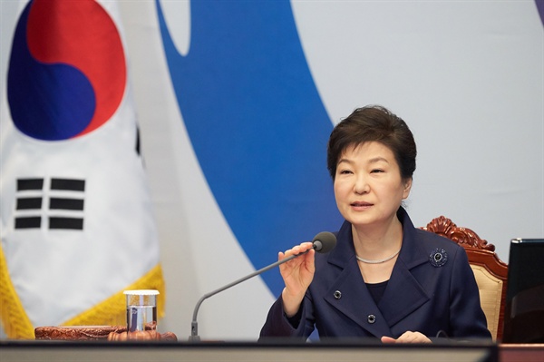 박근혜 대통령이 지난 15일 청와대에서 국무회의를 주재하고 있다.