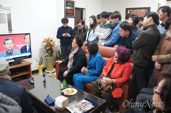  15일 오후 이한구 새누리당 공천관리위원장이 공천결과를 발표하자 유승민 의원의 선거사무실에서 지지자들이 관심있는 표정으로 TV를 바라보고 있다.