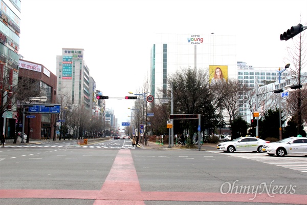  창원시 성산구청이 롯데백화점 창원점(신관) 옆 도로를 재포장하면서 기존에 있었던 자전거도로를 없애버리고 백화점 진입차선으로 만들어 놓았다. 자전거도로는 적색으로 표시되어 있었다.