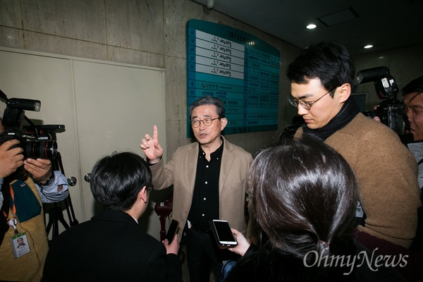 이한구 새누리당 공천관리위원장이 15일 오후 서울 여의도 당사에서 공천관련 회의를 참석하기 앞서 기자들의 질문에 답변하고 있다. 