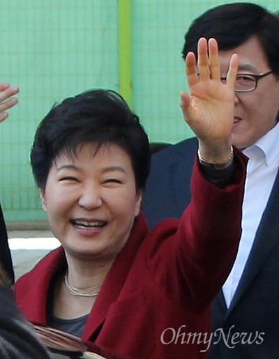 16일 오후 부산 사하구 괴정동의 노인복지관을 방문한 박근혜 대통령이 지역 주민들에게 손을 흔들고 있다. 
