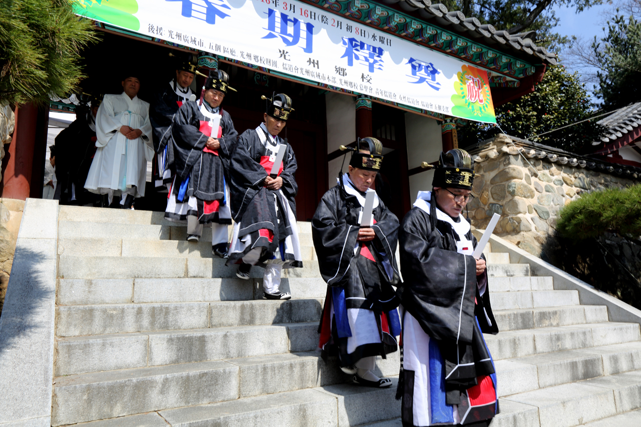  제사를 모두 마치고 퇴장하는 모습