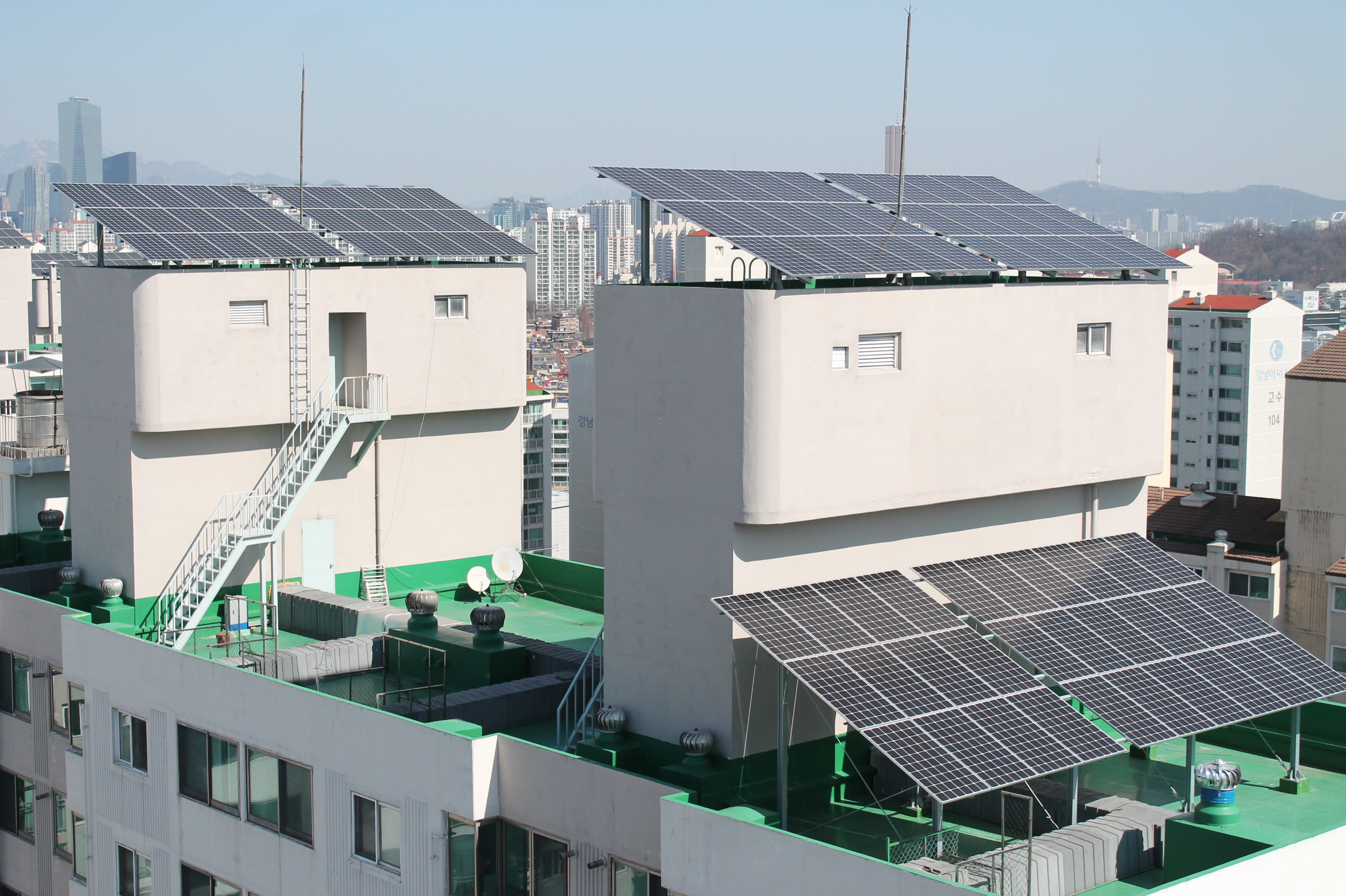 허씨가 사는 아파트는 국내 1호로 옥상 태양광을 임대 설치한 곳이다. 103kW급 태양광 집결판에서 6개월 동안 7만 6,179kWh의 전기가 생산됐다. 금액으로 환산하면 1743만원 정도다.